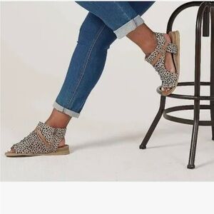 Women’s‎ sandals